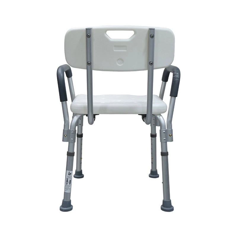 Silla para ducha con brazos, vista posterior, estructura metálica gris. En las patas con pines adaptadores para ajuste de altura y gomas negras antideslizantes, respaldo rectangular blanco con abertura central para el agarre unido a dos tubos metálicos ve. Haga clic para ampliar la imagen