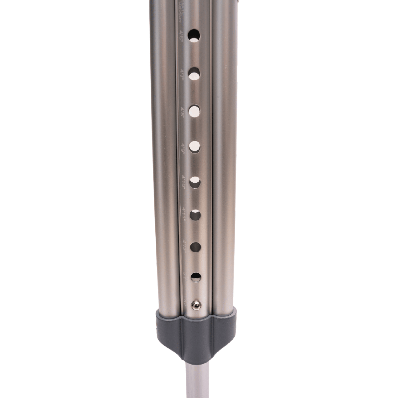 Muleta convencional en aluminio talla l: 177 cm - 197 cm, de color plateado con detalles grises,  nueve pequeños orificios dispuestos verticalmente para graduación de altura.. Haga clic para ampliar la imagen