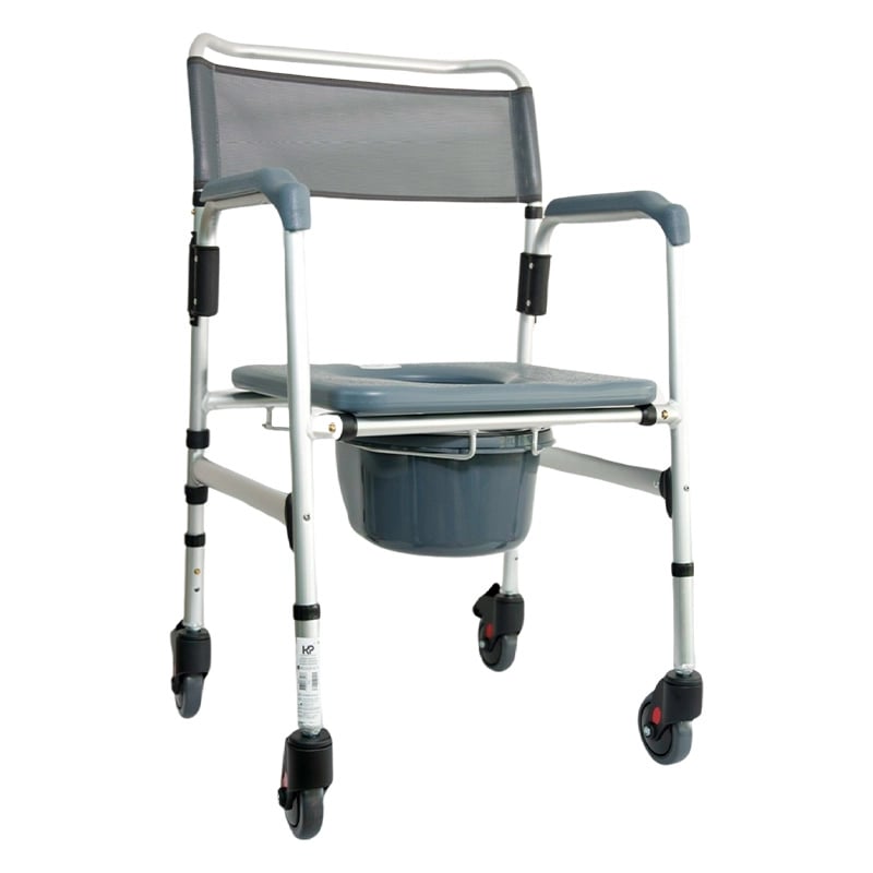 Cómodo sanitario plegable con ruedas aluminio anodizado, con estructura metálica de color plateado. Espaldar en malla de color gris y apoyabrazos acolchados en tono gris. En el centro cuenta con asiento de color gris con apertura central tipo inodoro y ta. Haga clic para ampliar la imagen