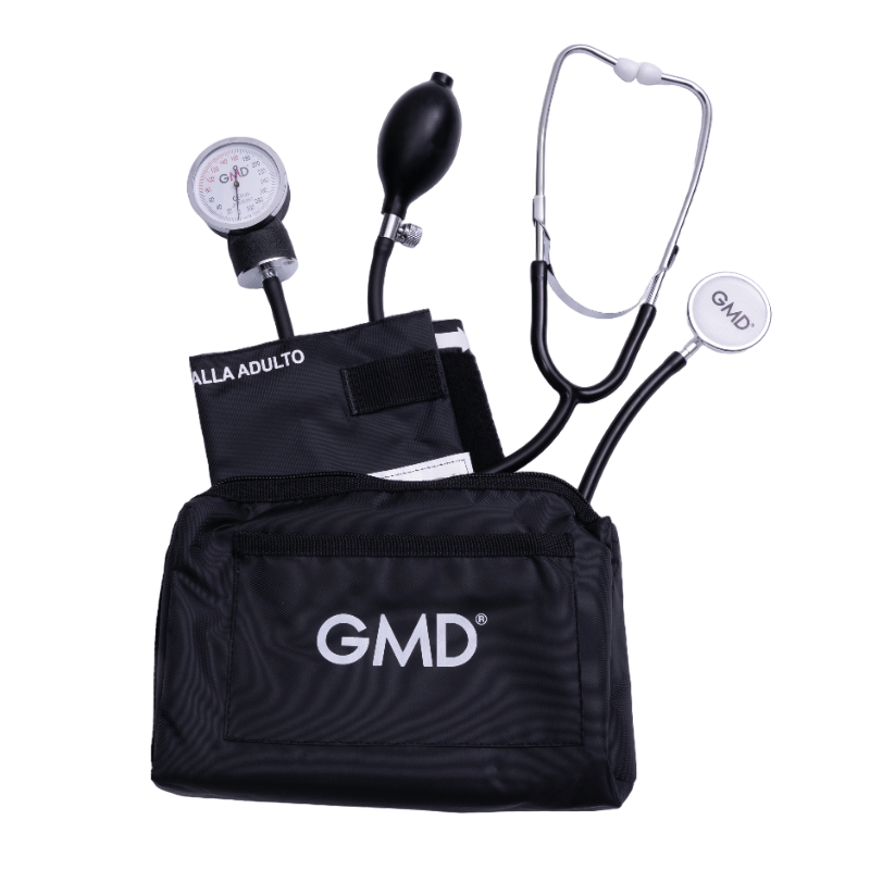 Kit de tensiómetro y fonendoscopio doble campana, con estuche de tela color negro y logo GMD en color blanco, abierto, de este sobresale el brazalete talla adulto, con un velcro pequeño en la parte superior y, debajo de este, una etiqueta blanca, el manóm. Haga clic para ampliar la imagen