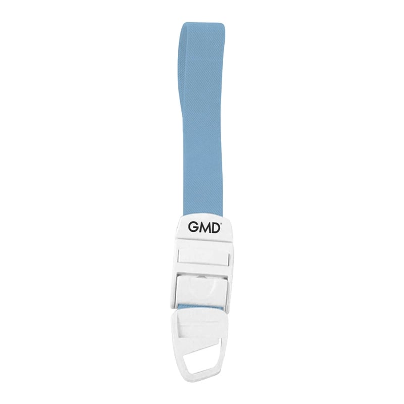 Torniquete GMD Color Azul Cielo, fabricado en material elástico tipo látex y poliéster; cuenta con un sistema de broche de seguridad y liberación rápida de color blanco, elaborado en material plástico.. Haga clic para ampliar la imagen