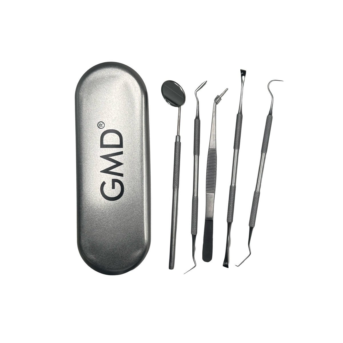 Kit dental GMD, en el lado izquierdo estuche de color plateado y en el lado derecho 5 piezas en acero inoxidable en color pkateado.. Haga clic para ampliar la imagen