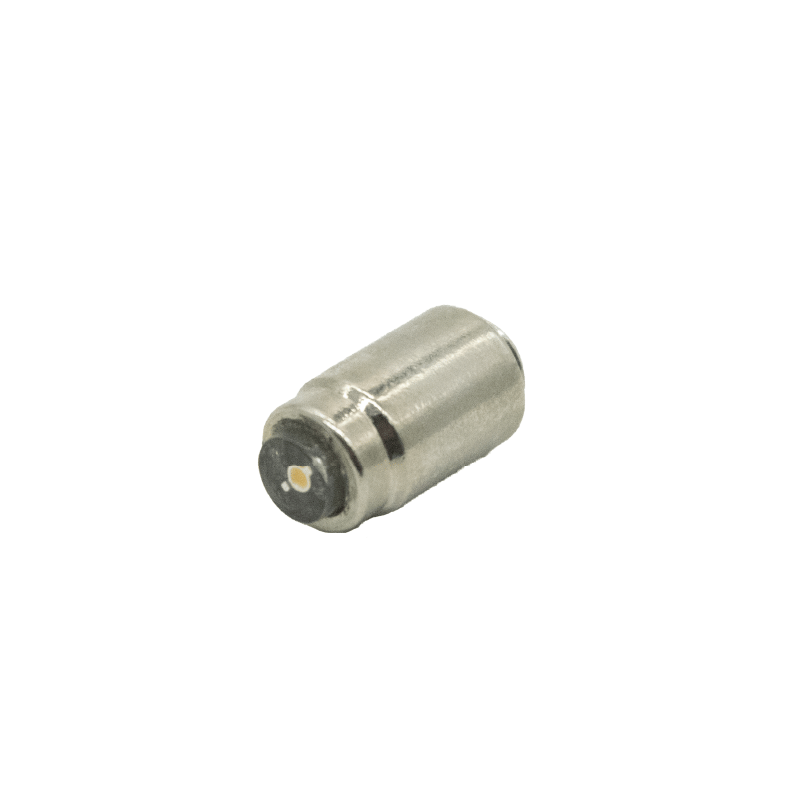 Bombillo led para oftalmoscopio, de forma cilíndrica, metálico color plateado, con chip LED visible en el frente de color amarillo y reborde blanco sobre una base circular negra.. Haga clic para ampliar la imagen