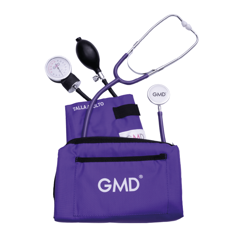Kit de tensiómetro y fonendoscopio doble campana, con estuche de tela color purpura y logo GMD en color blanco, abierto, de este sobresale el brazalete talla adulto, con un velcro pequeño en la parte superior y, debajo de este, una etiqueta blanca con el . Haga clic para ampliar la imagen