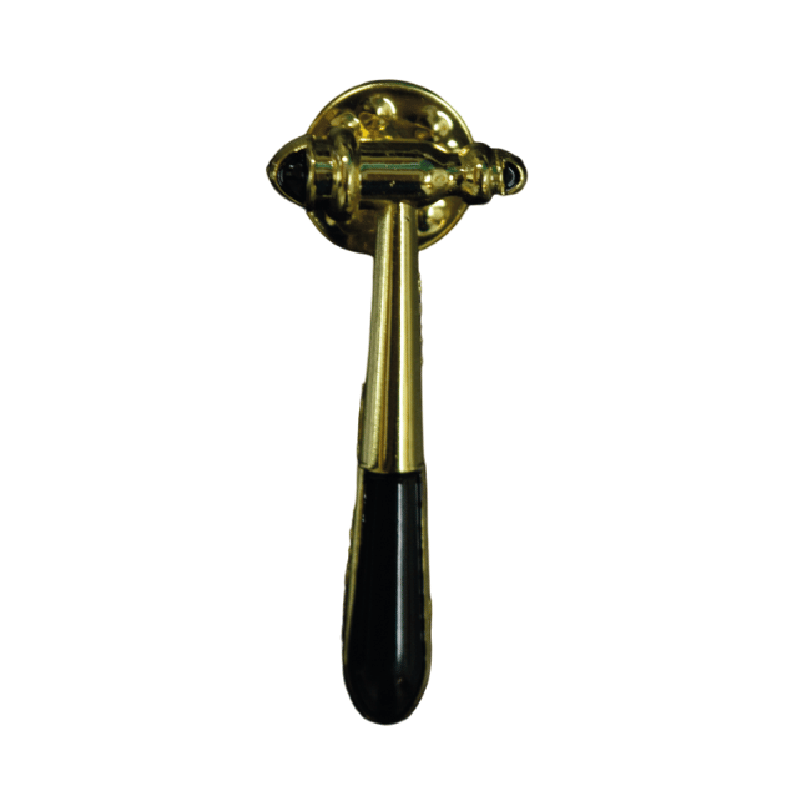 Pin gmd martillos color dorado, con base lisa y brillante; en la parte inferior, detalle en color negro.. Haga clic para ampliar la imagen
