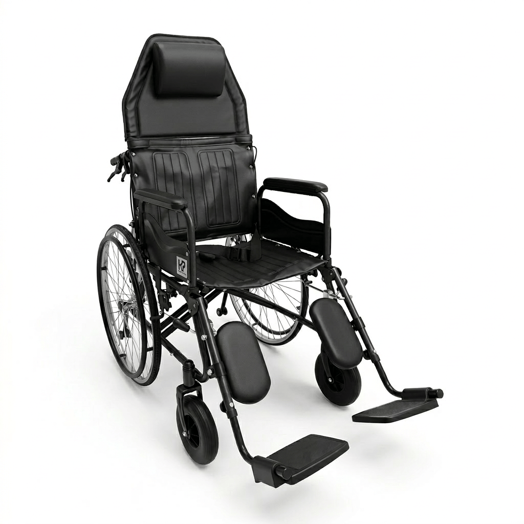 Silla de ruedas desmontable con reposapiés elevable, estructura metálica negra, respaldo acolchado con reposacabezas negro, asiento negro con correa de ajuste negra y reposabrazos acolchados negros, debajo logo negro sobre fondo blanco. En la parte inferi. Haga clic para ampliar la imagen