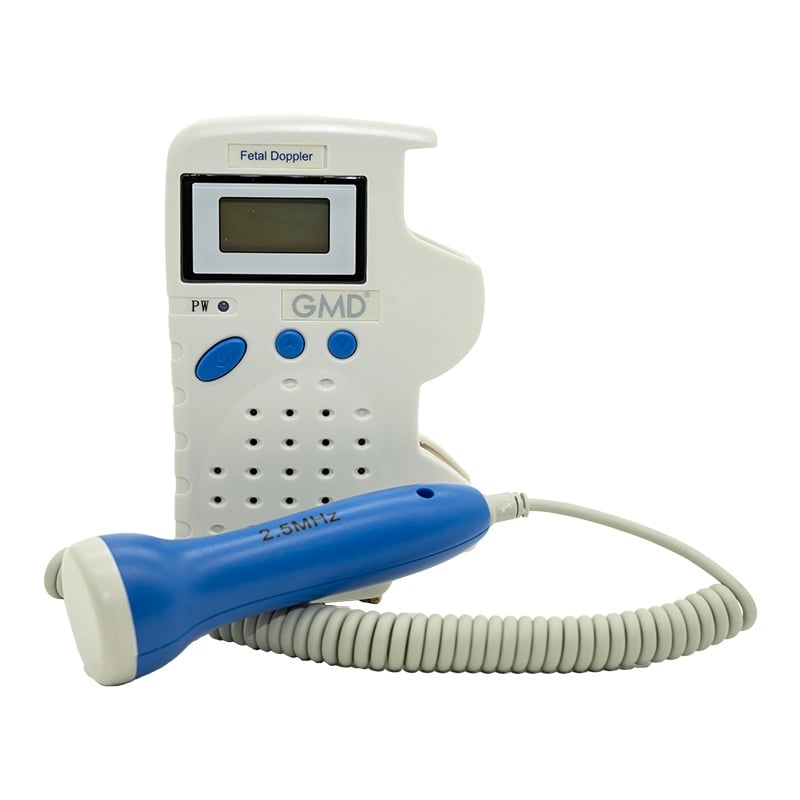 Doppler fetal GMD, de color blanco con detalles en azul. Cuenta con pantalla LCD en la parte superior apagada, botones de control en color azul debajo de la pantalla y rejilla de altavoz bajo los botones. Presenta transductor de 2.5 MHz conectado al dispo. Haga clic para ampliar la imagen