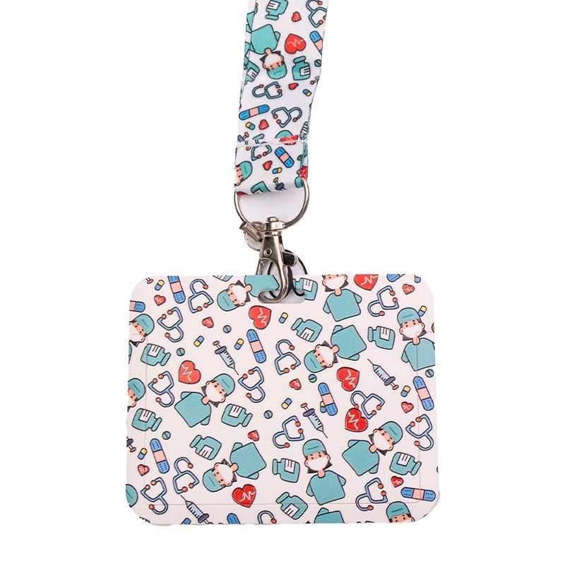 Porta carnet con lanyard diseño con tapabocas, vista posterior, de forma rectangular, color azul claro con ilustraciones de corazones, fonendoscopios, medicinas, doctores; en la parte superior tiene gancho metálico y correa azul clara con el mismo diseño.. Haga clic para ampliar la imagen
