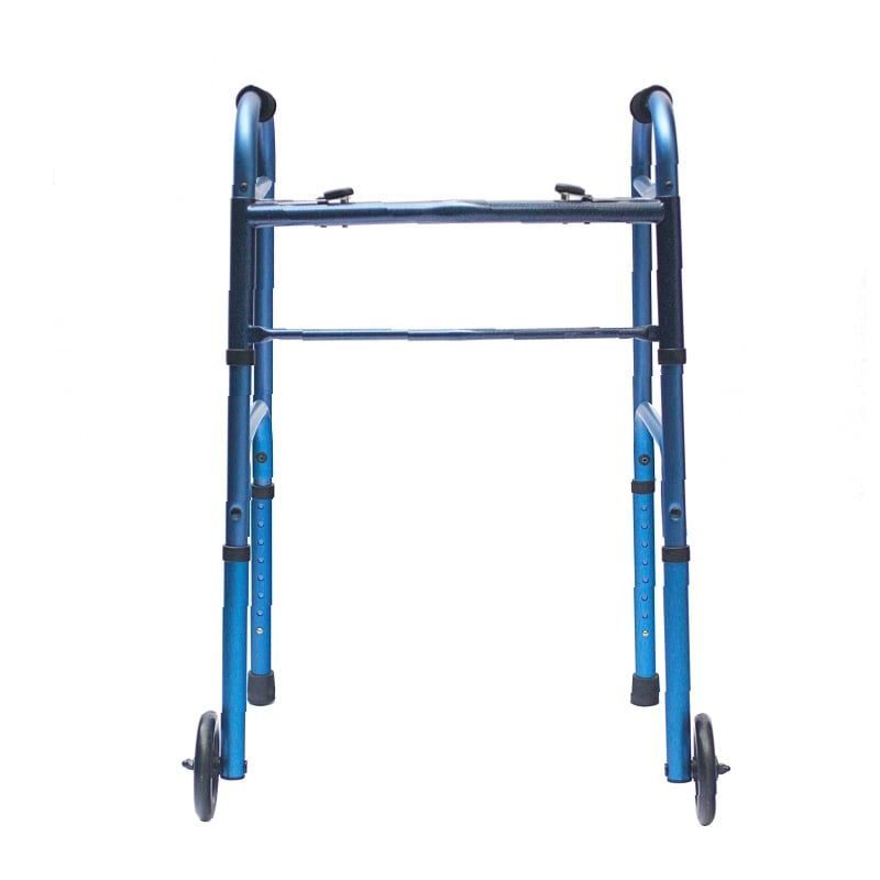 Caminador con ruedas de 5' en aluminio anodizado kp color azul, vista frontal, estructura metálica, mangos ergonómicos acolchados negros y barra de soporte central negra que une ambos lados de la estructura, dos barras superiores y dos inferiores laterale. Haga clic para ampliar la imagen