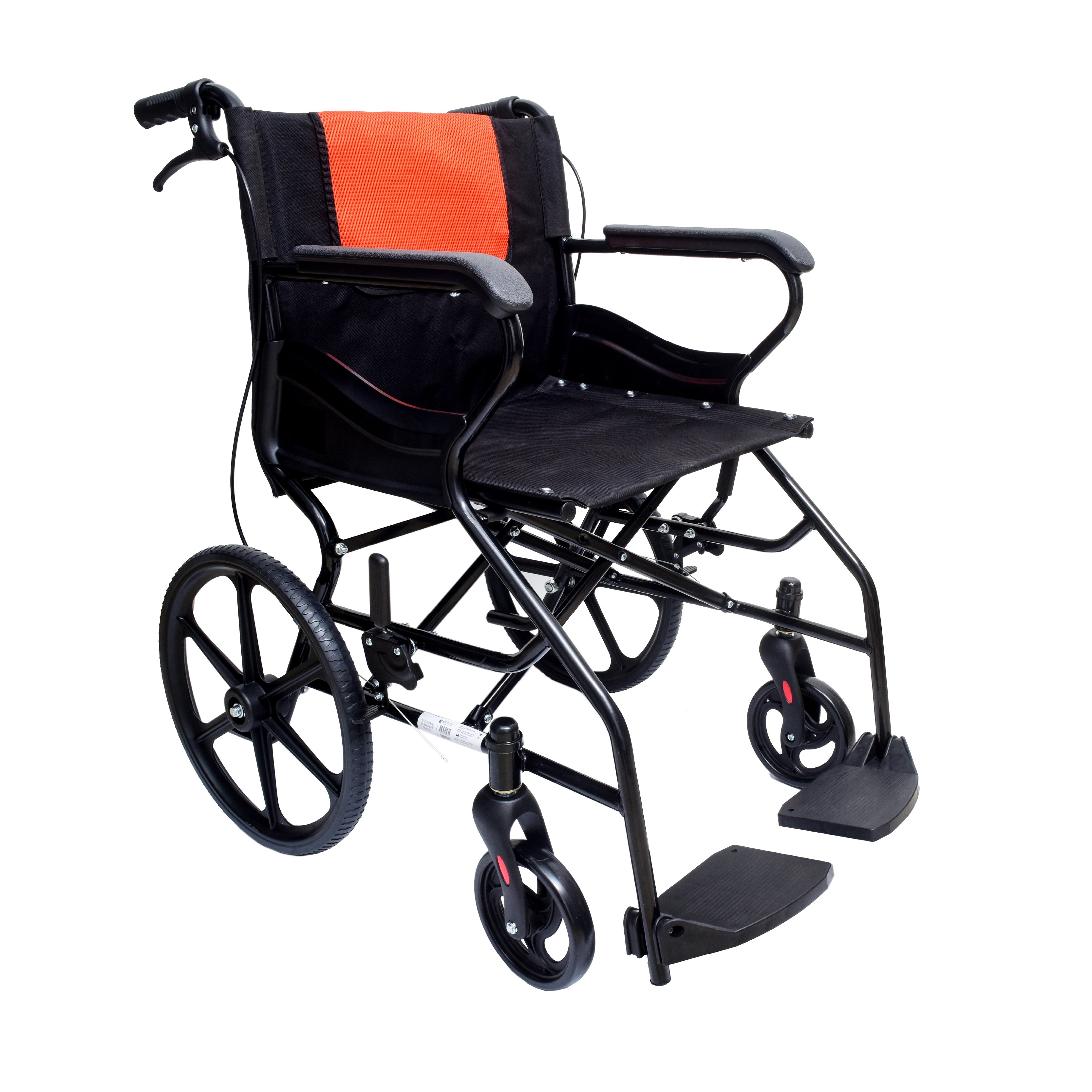 Silla de ruedas de transporte en acero, color negro, con respaldo en tela negra y detalle central naranjado, asiento en tela negra. Ruedas traseras negras, ruedas delanteras pequeñas giratorias, reposapiés negros, freno lateral izquierdo, mangos de empuje. Haga clic para ampliar la imagen