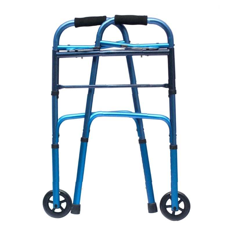 Caminador con ruedas de 5' en aluminio anodizado kp color azul, sistema plegable doblado, estructura metálica, mangos ergonómicos acolchados negros y barra de soporte central negra que une ambos lados de la estructura, dos barras superiores y dos inferior. Haga clic para ampliar la imagen