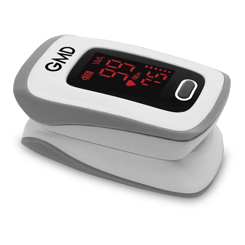 Pulsax 500 gmdpx-500e, de color blanco con reborde gris. En la parte superior presenta el logo GMD. Pantalla encendida con fondo negro y dígitos en rojo que muestran saturación de oxígeno del 99%, con indicador de batería al lado. Debajo se observa el ico. Haga clic para ampliar la imagen
