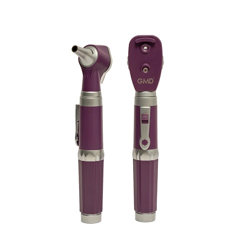 Kit de órganos y sentidos con fibra óptica 2 bases 2 cabezales, color purpura, cabezal diagnóstico, mango ergonómico con detalles plateados y botón selector de luz. En la vista posterior, en el lado izquierdo del mango, un clip metálico lateral.. Haga clic para ampliar la imagen