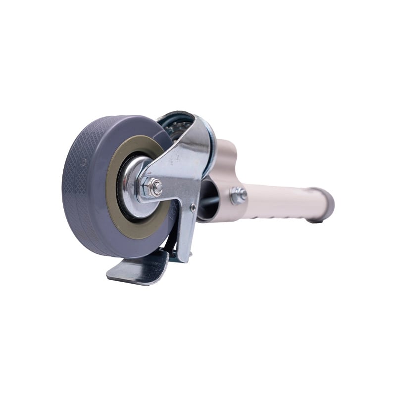 Pata con rueda y freno para comodo sanitario KB225CR-AP1, estructura metálica de color plateado y tubo cilíndrico alargado. En la parte inferior cuenta con rueda giratoria gris, centro amarillo y detalle metálico, unida con tornillo central. En la parte p. Haga clic para ampliar la imagen