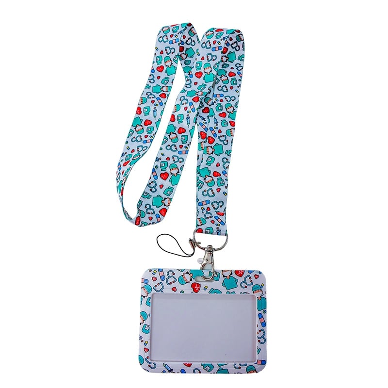 Porta carnet con lanyard diseño con tapabocas, vista frontal, con borde rectangular de color azul claro con ilustraciones de corazones, fonendoscopios, medicinas, doctores; en el centro área transparente para el carnet y en la parte superior gancho metáli. Haga clic para ampliar la imagen