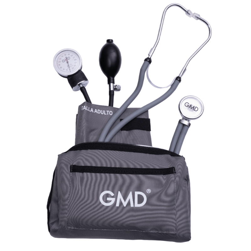 Kit de tensiómetro y fonendoscopio rappaport, con estuche de tela color gris y logo GMD en color blanco, abierto, de este sobresale el brazalete talla adulto, con un velcro pequeño en la parte superior y, debajo de este, una etiqueta blanca, el manómetro . Haga clic para ampliar la imagen