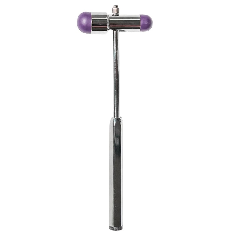 Martillo de reflejo buck gmd, estructura metálica plateada y diseño en forma de T. Con mango metálico alargado y cabezal horizontal con extremos de goma en color purpura claro. En el extremo inferior del mango, pieza metálica con líneas en relieve, donde . Haga clic para ampliar la imagen