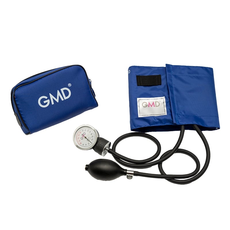 Tensiómetro classic i gmd color azul ceruleo, kit con estuche con cierre de cremallera y logo GMD estampado en blanco, manguito de talla adulto en tela con cierre de velcro y etiqueta GMD en blnaco y rosado, manómetro circular con reborde plateado, base d. Haga clic para ampliar la imagen