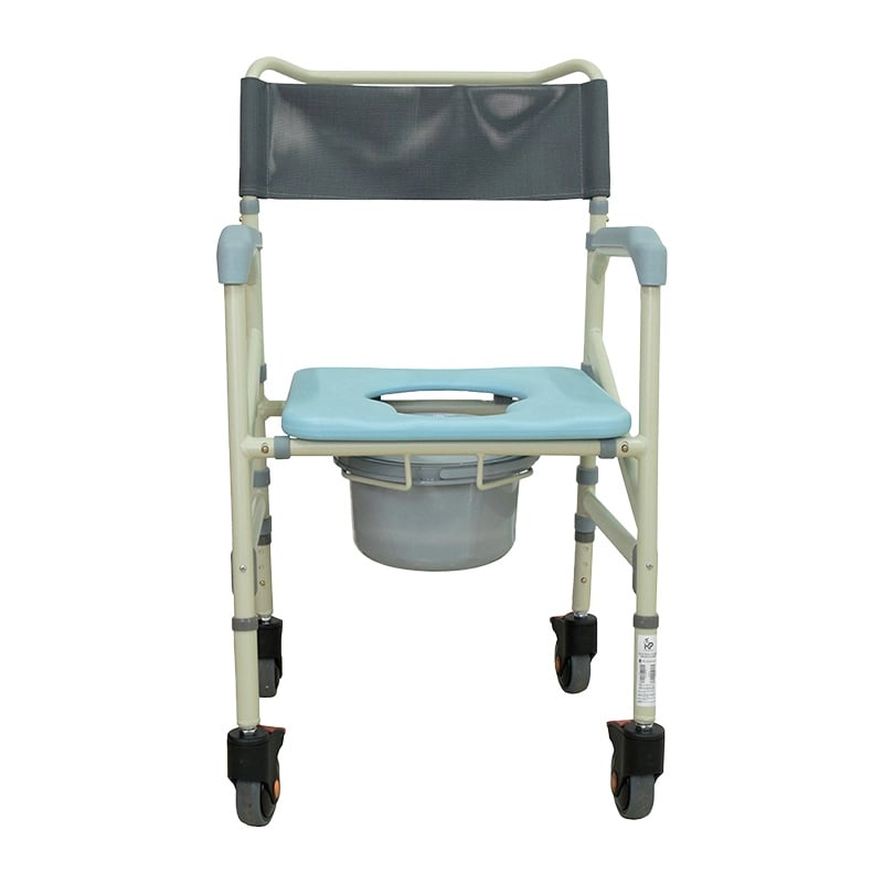 Cómodo sanitario con ruedas en aluminio, vista anterior, estructura metálica blanca con conectores en color gris, respaldo en tela color gris, reposabrazos y asiento acolchado color azul. Debajo del asiento recipiente gris unido lateralmente por estructur. Haga clic para ampliar la imagen