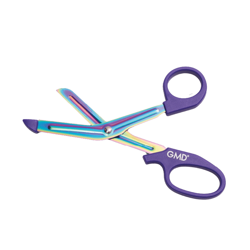 Tijeras arcoiris morado GMD, con mangos ergonómicos morados, y hojas de acero inoxidable con acabado arcoíris; presentan filo combinado (una hoja lisa y otra dentada), punta roma y zona dentada con apoyo lateral; se muestran en posición abierta.. Haga clic para ampliar la imagen