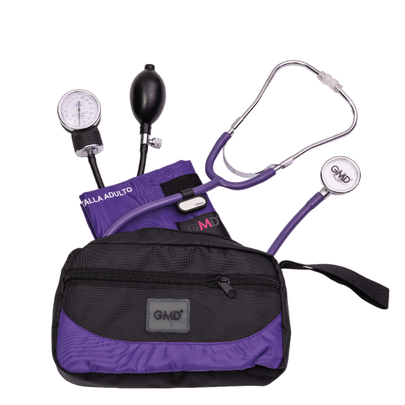 Kit Fusion Colors con estuche gmd de tela color negro con franja purpura, cierre de doble cremallera y tira de sujeción en el lateral derecho con logo GMD impreso en negro sobre una etiqueta gris cocida. Abierto, de este sobresale el brazalete purpura tal. Haga clic para ampliar la imagen