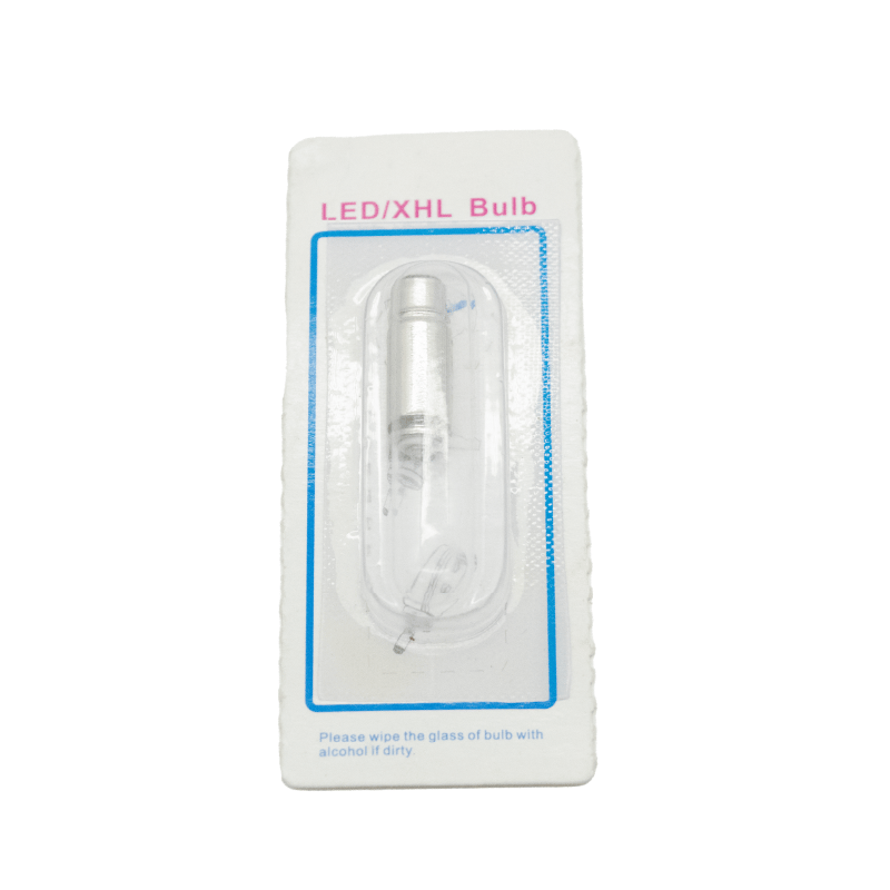 Bombillo led para oftalmoscopio, en empaque transparente con fondo blanco y reborde azul. En la parte superior del empaque en color rojo “LED/XHL BULB” y en la parte inferior un texto en color azul. El bombillo es metálico color plateado, ubicado en la pa. Haga clic para ampliar la imagen