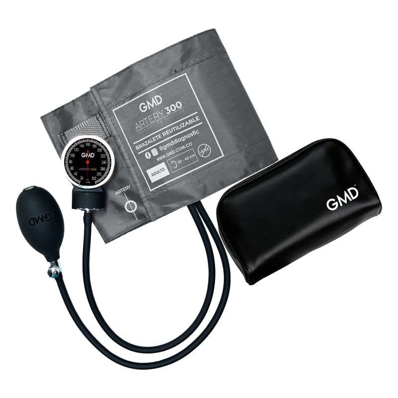 Tensiometro artery 300, kit con estuche negro con logo GMD impreso en blanco en la parte inferior derecha, brazalete reutilizable gris talla adulto de 22 a 42 cm con indicación de ubicación sobre la arteria y libre de latex, manómetro circular con fondo n. Haga clic para ampliar la imagen