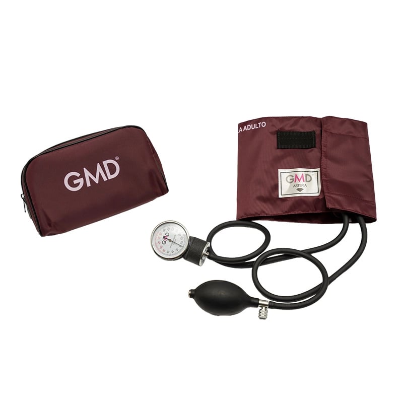 Tensiómetro classic i color vino, kit con estuche con cierre de cremallera y logo GMD estampado en blanco, manguito de talla adulto en tela con cierre de velcro y etiqueta GMD en blanco y rosado, manómetro circular con reborde plateado, base de goma negra. Haga clic para ampliar la imagen