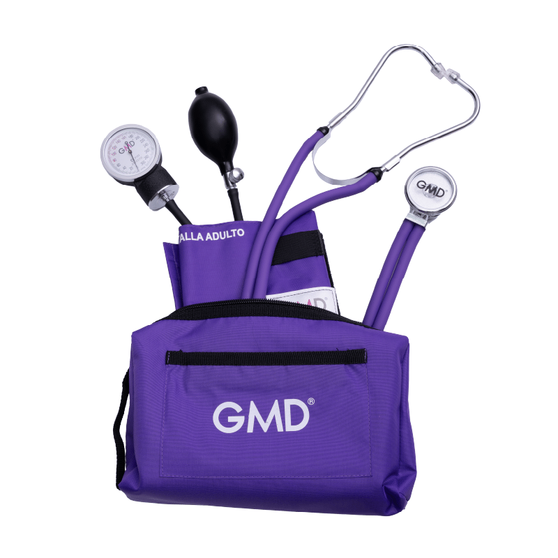 Kit de tensiómetro y fonendoscopio doble campana, con estuche de tela color purpura y logo GMD en color blanco, abierto, de este sobresale el brazalete talla adulto, con un velcro pequeño en la parte superior y, debajo de este, una etiqueta blanca con log. Haga clic para ampliar la imagen