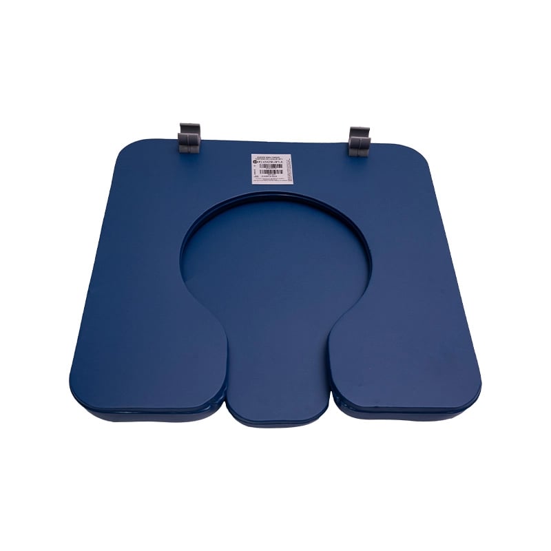 Asiento para cómodo sanitario kp2-6542sr-ap1-r,  vista posterior, color azul oscuro, de forma cuadrada y superficie acolchada, con reborde de abertura central en forma de “U”. En la parte superior etiqueta blanca con información en negro y dos soportes de. Haga clic para ampliar la imagen