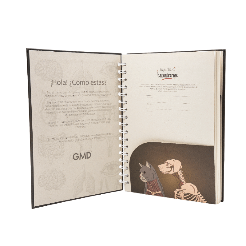 Cuaderno argollado gmd perro y gato anatomía, abierto; lado izquierdo con texto de introducción sobre fondo beige con ilustraciones anatómicas, y lado derecho con espacio para datos personales y en la parte inferior imagen de la estructura ósea de un perr. Haga clic para ampliar la imagen