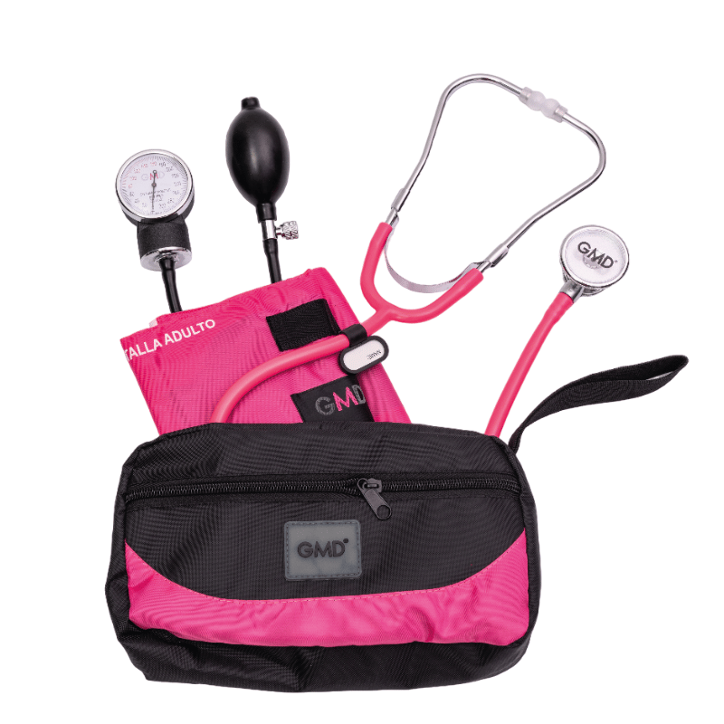 Kit Fusion Colors con estuche gmd de tela color negro con franja fucsia, cierre de doble cremallera y tira de sujeción en el lateral derecho con logo GMD impreso en negro sobre una etiqueta gris cocida. Abierto, de este sobresale el brazalete fucsia talla. Haga clic para ampliar la imagen