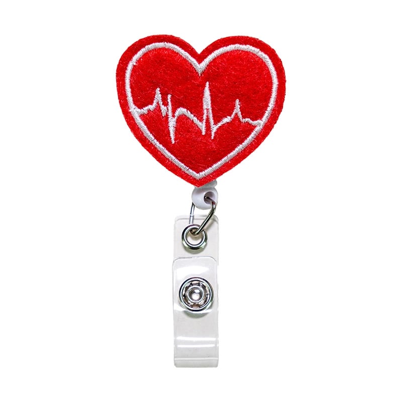 Porta carnet de corazón, de color rojo, con borde blanco cosido. Tipo yoyo retráctil. Se conecta mediante un gancho metálico triangular unido a un aro metálico. Desde este aro se extiende un adaptador de color blanco con broche metálico para sujetar el ca. Haga clic para ampliar la imagen
