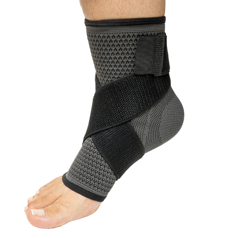 Tobillera Deportiva GMD Talla M, de color gris con detalles y reborde negro. Fabricada en una combinación de poliéster, spandex y látex. Con tiras de velcro en forma de “X”.. Haga clic para ampliar la imagen