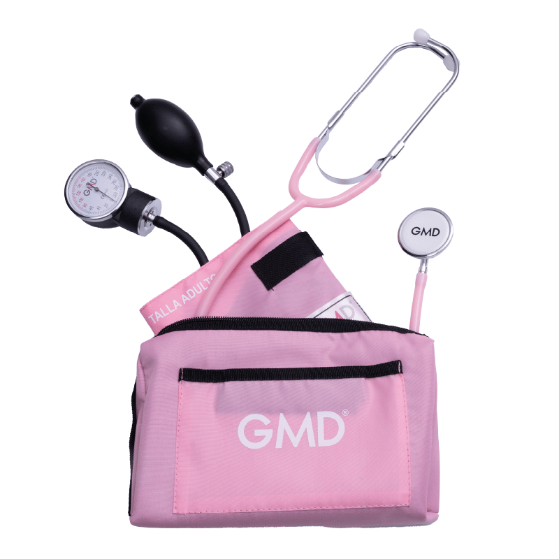 Kit de tensiómetro y fonendoscopio de doble campana, con estuche de tela color rosado y logo GMD en color blanco, abierto, de este sobresale el brazalete talla adulto, con un velcro pequeño en la parte superior y, debajo de este, una etiqueta blanca con e. Haga clic para ampliar la imagen