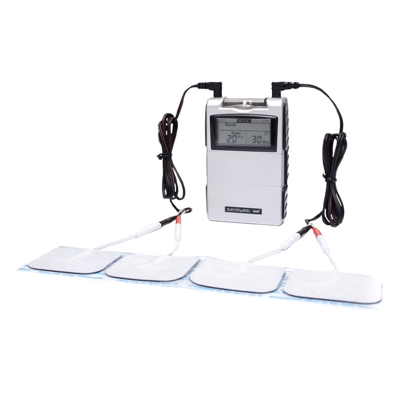 Tens digital - elektro 2000, dispositivo de color gris con detalle negros, cables conductores conectados a ambos puertos, con extremos en colores negro y rojo, unidos a cuatro electrodos adhesivos de forma rectangular, de color blanco en la parte superior. Haga clic para ampliar la imagen