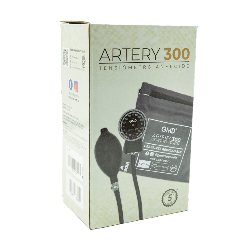 Tensiometro artery 300, vista lateral, caja de empaque del tensiómetro aneroide GMD Artery 300 con fondo verde en la parte superior el nombre 'Artery 300 Tensiómetro Aneroide'' en letras grandes doradas y negras, imagen del producto con brazalete gris, ma. Haga clic para ampliar la imagen