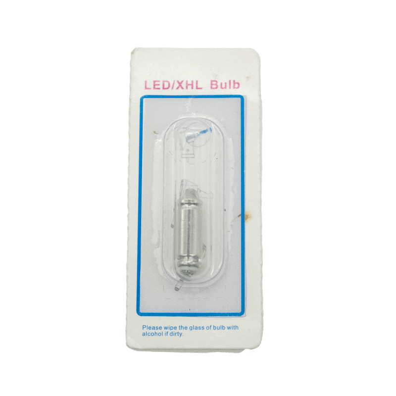 Bombillo led para otoscopio, en empaque transparente con fondo blanco y reborde azul. En la parte superior del empaque en color rojo “LED/XHL BULB” y en la parte inferior un texto en color azul. El bombillo es metálico color plateado, ubicado en la parte . Haga clic para ampliar la imagen