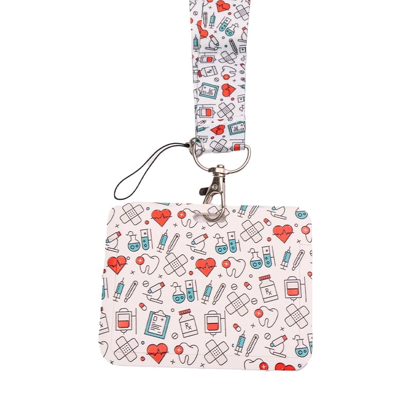 Porta carnet con lanyard diseño de muelitas, vista posterior, de forma rectangular, color blanco con ilustraciones corazones, curas, muelitas, medicinas; en la parte superior tiene gancho metálico y correa blanca con el mismo diseño.. Haga clic para ampliar la imagen