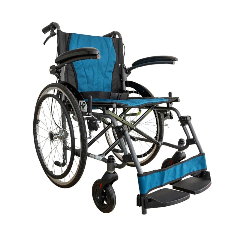 Silla de ruedas estandar con apoyabrazos abatibles s24, negros, debajo logo en color negro sobre fondo blanco. Estructura metálica negra, asiento y respaldo en tela negra al rededor y en el centro azul, ruedas traseras grandes con aro propulsor negro y ra. Haga clic para ampliar la imagen