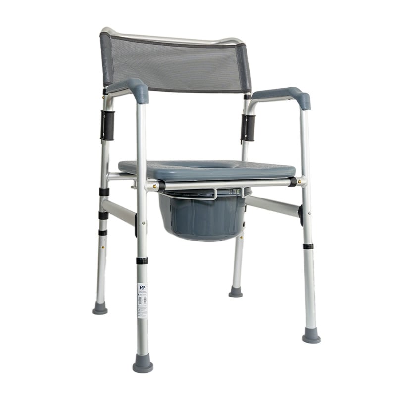 Comodo sanitario en aluminio anodizado, con estructura metálica de color plateado. Espaldar en malla de color gris y apoyabrazos acolchados en tono gris. En el centro cuenta con asiento de color gris con apertura central tipo inodoro y tapa removible. Rec. Haga clic para ampliar la imagen