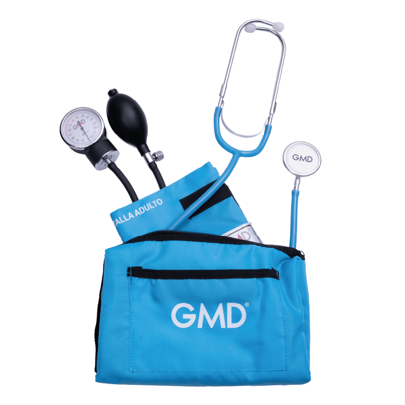 Kit de tensiómetro y fonendoscopio doble campana, con estuche de tela color azul cielo y logo GMD en color blanco, abierto, de este sobresale el brazalete talla adulto, con un velcro pequeño en la parte superior y, debajo de este, una etiqueta blanca con . Haga clic para ampliar la imagen