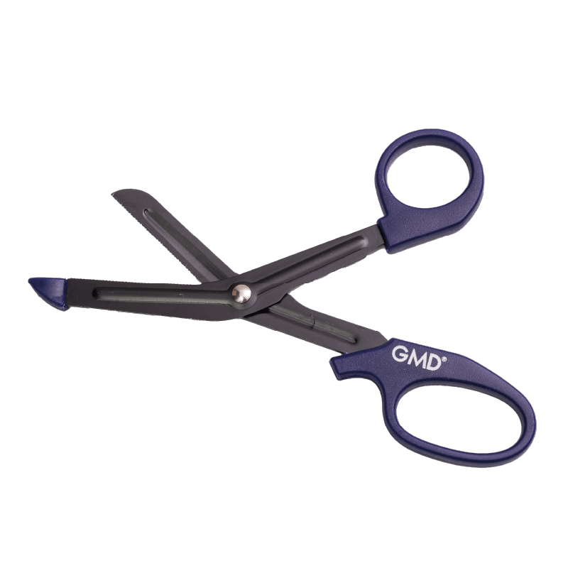Tijeras premium color azul de 5 1/2, con mangos ergonómicos azules y hojas de acero inoxidable; presentan filo combinado (una hoja lisa y otra dentada), punta roma y zona dentada con apoyo lateral, el filo dentado cuenta con un protector de color negro en. Haga clic para ampliar la imagen