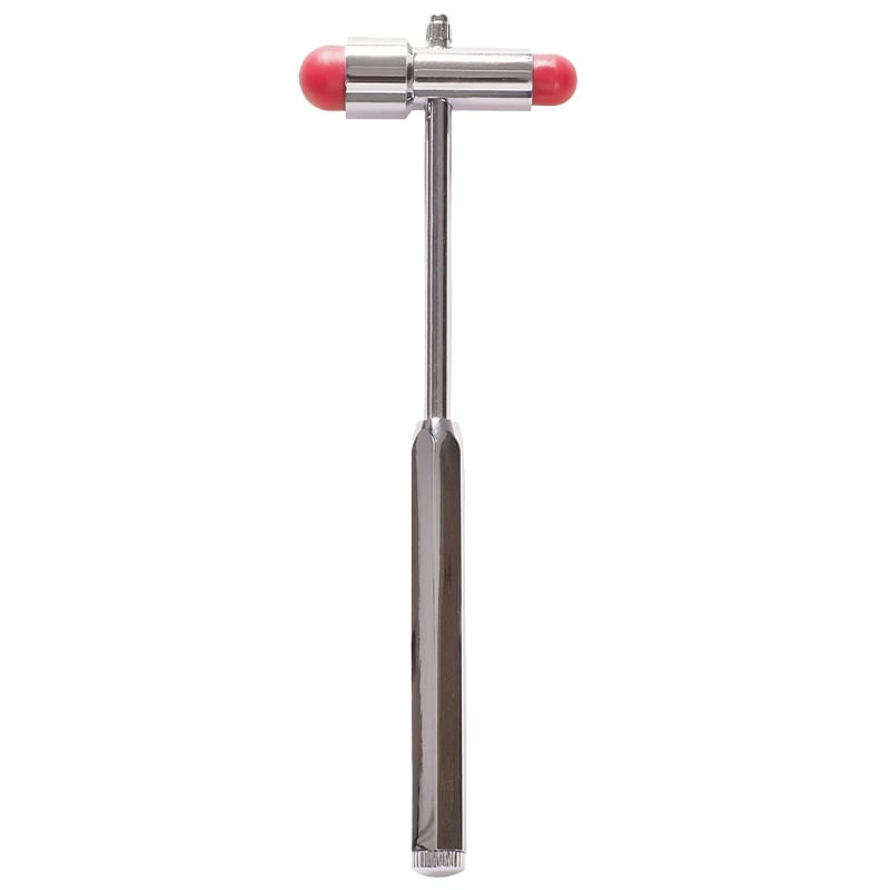 Martillo de reflejo buck gmd, estructura metálica plateada y diseño en forma de T. Con mango metálico alargado y cabezal horizontal con extremos de goma en color rojo profundo. En el extremo inferior del mango, pieza metálica con líneas en relieve, donde . Haga clic para ampliar la imagen
