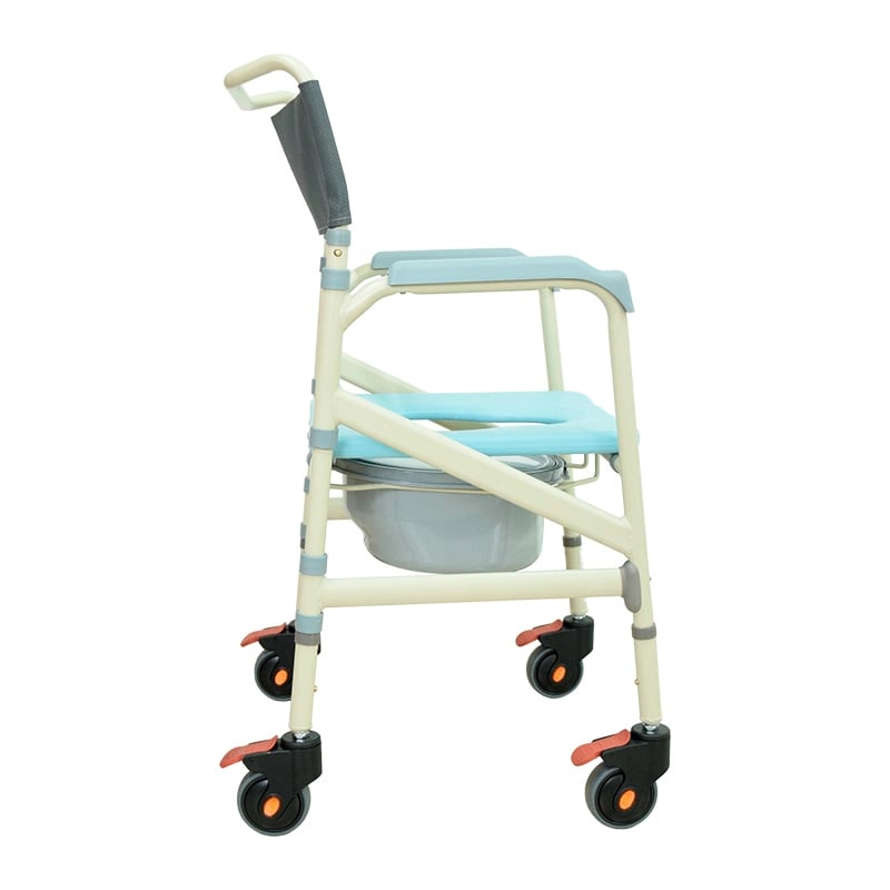 Cómodo sanitario con ruedas en aluminio, estructura metálica blanca con conectores en color azul y gris, respaldo en tela color gris, reposabrazos y asiento acolchado color azul. Debajo del asiento recipiente gris unido lateralmente por estructura metálic. Haga clic para ampliar la imagen