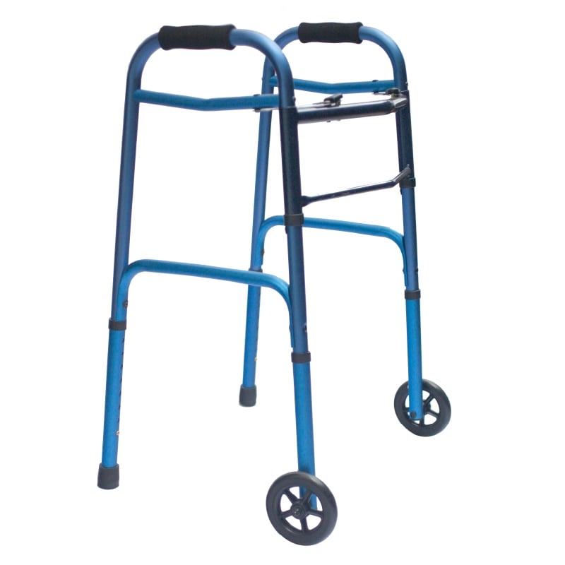Caminador con ruedas de 5' en aluminio anodizado kp color azul, estructura metálica, mangos ergonómicos acolchados negros y barra de soporte central negra que une ambos lados de la estructura, dos barras superiores y dos inferiores laterales unidas median. Haga clic para ampliar la imagen