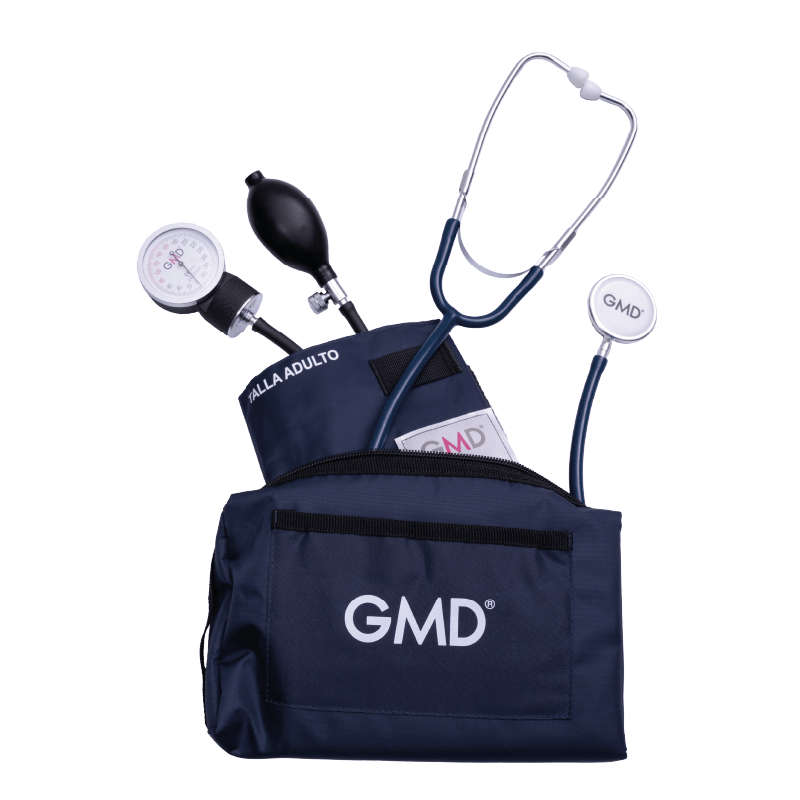 Kit de tensiómetro y fonendoscopio de doble campana, con estuche de tela color azul profundo y logo GMD en color blanco, abierto, de este sobresale el brazalete talla adulto, con un velcro pequeño en la parte superior y, debajo de este, una etiqueta blanc. Haga clic para ampliar la imagen