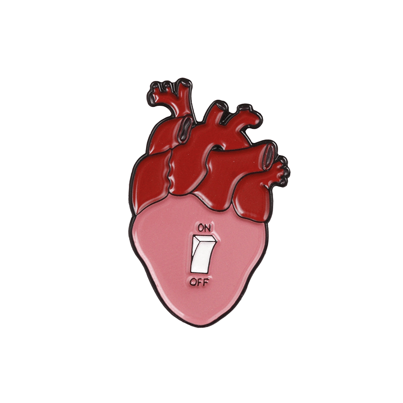 Pin Corazón rojo GMD, base en rosado claro; en el centro, botón blanco de ON y OFF en color negro.. Haga clic para ampliar la imagen