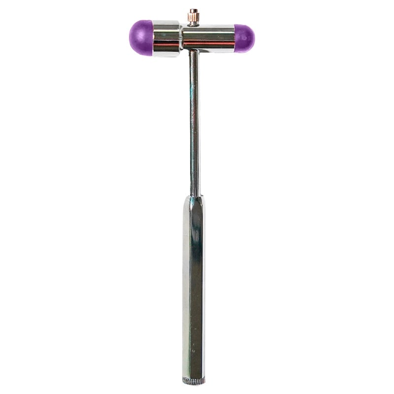 Martillo de reflejo buck gmd, estructura metálica plateada y diseño en forma de T. Con mango metálico alargado y cabezal horizontal con extremos de goma en color purpura. En el extremo inferior del mango, pieza metálica con líneas en relieve, donde se int. Haga clic para ampliar la imagen