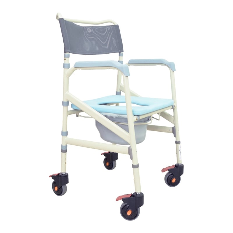 Cómodo sanitario con ruedas en aluminio, estructura metálica blanca con conectores en color azul y gris, respaldo en tela color gris, reposabrazos y asiento acolchado color azul. Debajo del asiento recipiente gris unido lateralmente por estructura metálic. Haga clic para ampliar la imagen